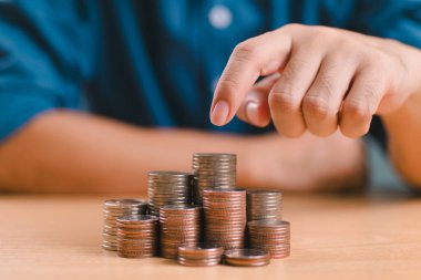 Finansal iş konseptine para yatırımı. Banka yatırımı için borsa ya da ön ödeme. Bir yığın parası olan bir iş adamı, bütçe hizmetini kurtarıyor. Fon, vergi, gelir ve pazarlama karı planı 