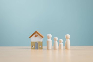 Mutlu ev, aile hayatı kavramını korur. Güvenli ahşap ev desteği sevgi ve hayal. Gayrimenkul kredisi, emlak yatırımı ve varlık yönetimi, satın alma veya kiralama işi, ev kredisi kavramı