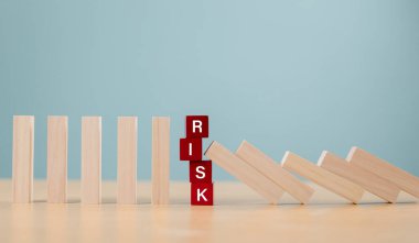 Risk değerlendirme krizi konsepti. Finansal analiz çözümü, gayrimenkul işletme yönetimi. Ekonomik riski durdurma planı. Tahta blokta risk kelimesi, domino krizi etkisini azaltır. Sigorta güvenliği. 