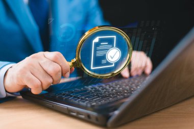 Belge yönetimi hizmeti konsepti. Kontrol sistemi, çevrimiçi belge veritabanı onayı, işlem yönetimi dosyası. İş adamının elinde büyüteç var. Denetim uyumluluğu kurumsal iş teknolojisi