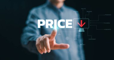 İndirim indirimi ve tanıtım konsepti. Satışları artırmak için fiyat etiketi düşük. İşletme finansmanını bırakmak, para düşüşü, ucuz pazarlama geçmişi. Kırmızı ok fiyat simgesine sahip iş adamı eli 