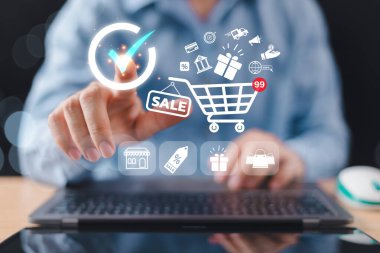 Çevrimiçi dijital pazarlama kavramı. Yatırım E-ticaret satış konsepti. İş adamı cep telefonu kullanır, pazar kanalı çözümü. İndirim hizmeti planı, arama motoru, sosyal medya, SEO web sitesi