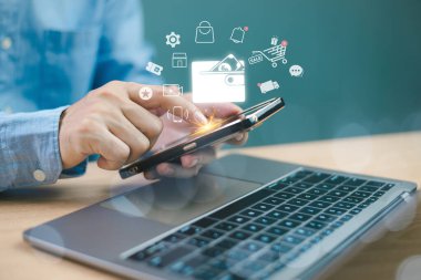 İnternet gezici bankacılığı için dijital cüzdan ödeme ikonu, online cüzdan iş konsepti. Cep telefonu kullanan bir adam, Fintech para aktarım uygulaması için bilgisayar bilgisayarı kullanıyor. Banka e-ticaret yatırımı