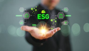 ESG kavramı, sürdürülebilir çevre toplumu ve yönetim. Yeşil enerji sürdürülebilirliği. Simgesi olan kişi yeşil enerjiyi temsil ediyor, modern çevre dostu teknoloji. Karbon ayak izi hedefi, net sıfır 
