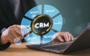 CRM Müşteri İlişkileri Yönetimi kavramı. Müşteri ilişkileri çözme teknolojisi. İş adamı iş pazarlamasını analiz etmek için CRM yazılımını kullanıyor. Müşteri yönetimi stratejisi. Kişisel veri analizi