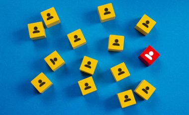 Müşteri ilişkileri yönetim konsepti, CRM. İnsan liderliğinin tahta bloğu insan ikonu hedefi, müşteri odak grubu üzerine kurulur. Veri değişimi, müşteri hizmetleri. İnsan Kaynakları 'na yeni eleman al.