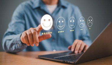 Müşteri memnuniyeti araştırması konsepti. Anket iş tecrübesi geri bildirim servisi. Kullanıcı müşterisi mutlu yüz değerlendirmesi 5 yıldızlı memnuniyet değerlendirmesi online uygulama. Ürün kalitesini kontrol et