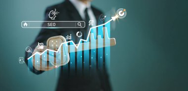 SEO Arama Motoru İyimserleştirme Konsepti. İş adamı arama motoru SEO 'yu sıralamak için AI grafik hedef simgesi, SEO web sitesi ile anahtar başarıyı kullandı. Ai asistanıyla arayın. Yapay Zeka veri teknolojisi