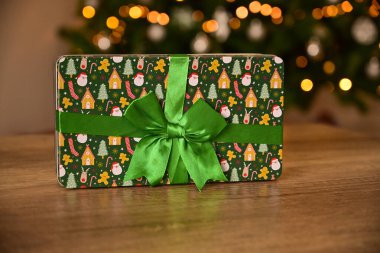 Noel baloları, hediyeler ve süslemelerle dolu bir Noel arkaplanı görüntüsü. Mutlu Noeller ve mutlu yıllar..