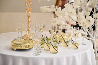 Düğün şampanyası ve zarif büfe düzeniyle kutlanır.