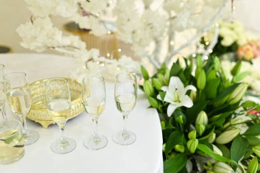 Düğün şampanyası ve zarif büfe düzeniyle kutlanır.