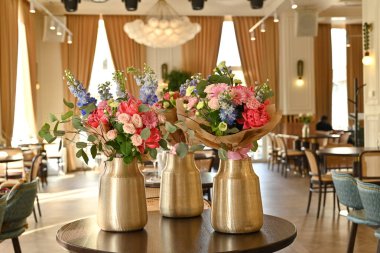 Bitmiş çiçek buketleri atölye sırasında bir vazoda sergilenir.