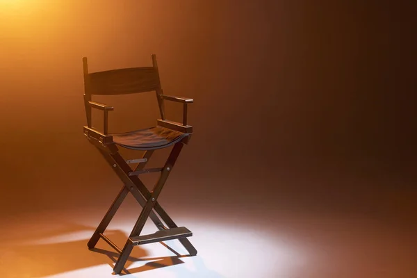 Der Regiestuhl Steht Einem Lichtstrahl Mit Orangefarbener Hintergrundbeleuchtung Und Rauch — Stockfoto