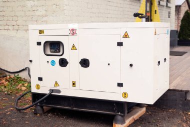 Kesintisiz güç kaynağı için acil durum jeneratörü. Elektrik idaresi santrali olan bir demir kutuda dizel fabrika.