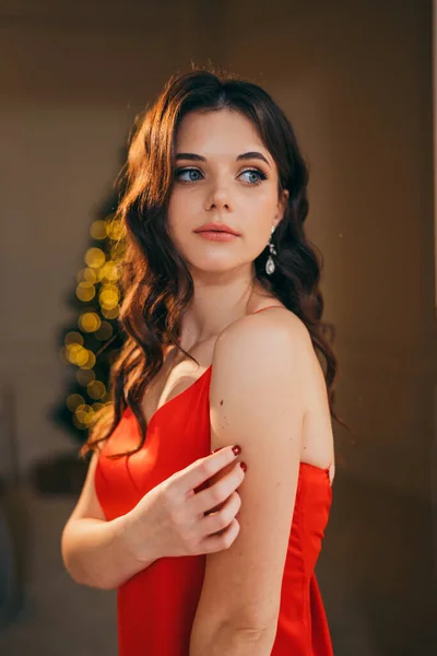 Krásná Modelka Make Zdravý Dlouhý Účes Elegantní Dáma Červených Šatech — Stock fotografie