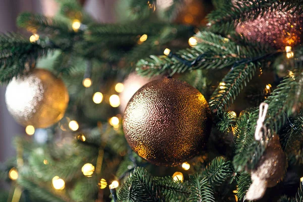 新年のおもちゃ ぼやけて輝く素晴らしい背景にクリスマスツリーを飾る ガーランドとボケ 明るい光 — ストック写真