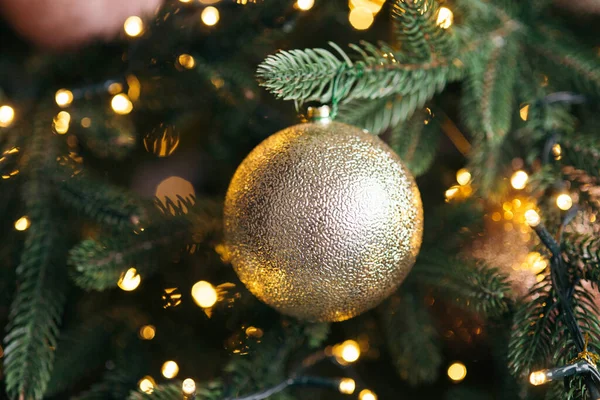 新年のおもちゃ ぼやけて輝く素晴らしい背景にクリスマスツリーを飾る ガーランドとボケ 明るい光 — ストック写真