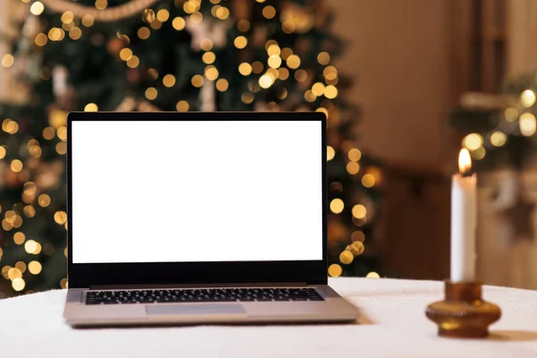 Μπροστά Όψη Της Λευκής Οθόνης Laptop Στο Σπίτι Χριστουγεννιάτικο Δέντρο — Φωτογραφία Αρχείου