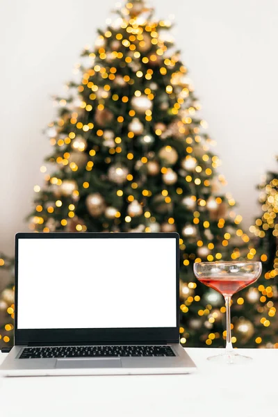 Laptop Uma Mesa Branca Com Coquetel Bebida Alcoólica Fundo Uma — Fotografia de Stock
