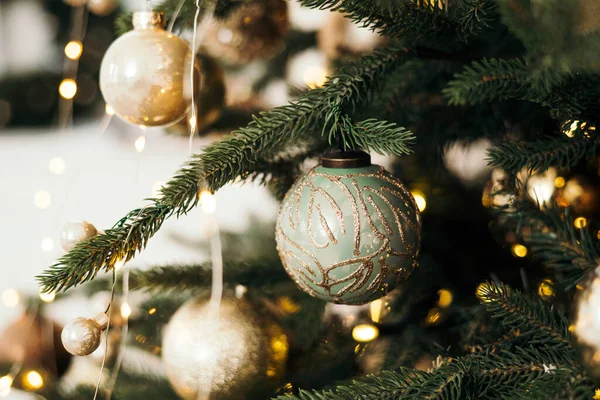 Nieuwjaarsspeelgoed Versierde Kerstboom Een Wazige Sprankelende Fantastische Achtergrond Garland Bokeh — Stockfoto