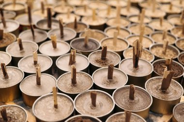 Siper askeri mumlar. Ukraynalı gönüllüler tarafından cephede görev yapan askerler için yapıldı.