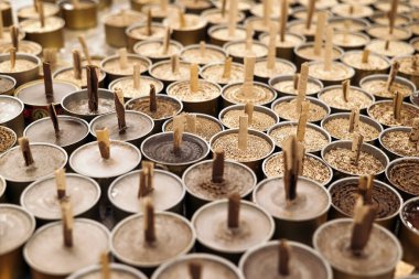 Siper askeri mumlar. Ukraynalı gönüllüler tarafından cephede görev yapan askerler için yapıldı.