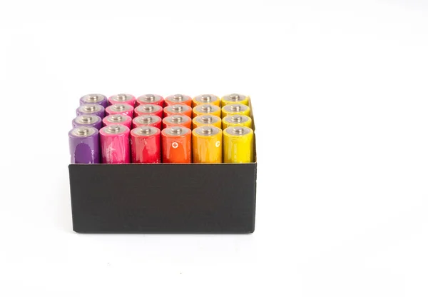 白い背景に隔離された24色の電池を持つパケット — ストック写真