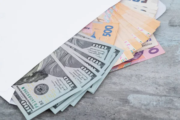 Ukrayna Hrivniaları Amerikan Dolarları Yakın Plan Beyaz Bir Zarfın Içinde — Stok fotoğraf
