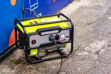 Soğuk kış mevsiminde taşınabilir elektrik jeneratörü çalışıyor. Enerji soykırımı. Rusya 'nın Ukrayna' daki enerji tesislerine yaptığı füze saldırısı sonucu elektrik kesintisi. Küçük işletme benzin jeneratörü kullanıyor.