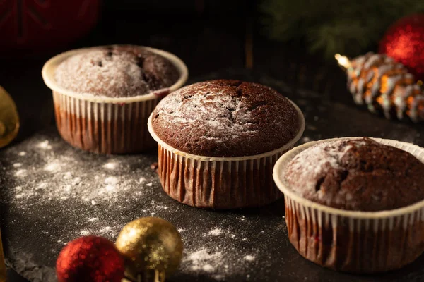 Muffins Chocolat Avec Sucre Poudre Sur Fond Noir Décoration Noël — Photo