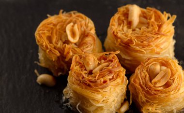 İnce hamurdan yapılmış, doğranmış fındık ve bal şurubundan yapılmış baklava. Geleneksel Doğu tatlıları. Üst görünüm ve kopyalama alanı