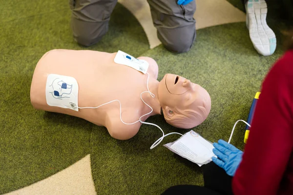 Emergency course of cardiopulmonary resuscitation using an automated external defibrillator, AED