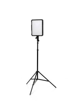 Modern LED lamba, tripodun üzerindeki ışığın rengini değiştirebiliyor. Beyaz arkaplanda izole et