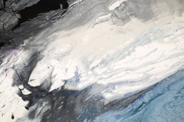 Boya ve alçı boyanmış tuval deseni: çatlaklar, çizikler ve lekeler içeren mavi, beyaz, siyah soyut arkaplan.