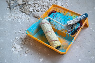 Beton zemin üzerinde boya, silindir, tepsi, renk desenleri ve fırça bileşimi
