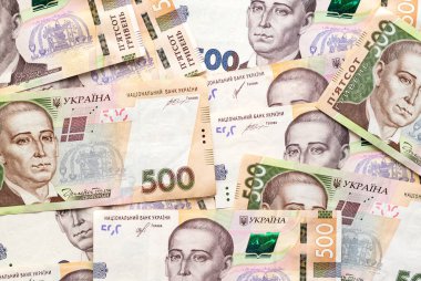 Kyiv, Ukrayna - 18 Ağustos 2023: Ukrayna para birimi dağıldı. Hryvnia 'nın 500 fon parası var. Ukrayna 'nın parası.