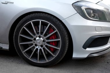 Kyiv, Ukrayna 2023 Mercedes Benz. AMG disk fren balatasıyla modern Mercedes-Benz 'in bir parçası.