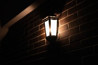 Retro-stil lamba gece kırmızı tuğla duvarda asılı, boşluğu kopyala.