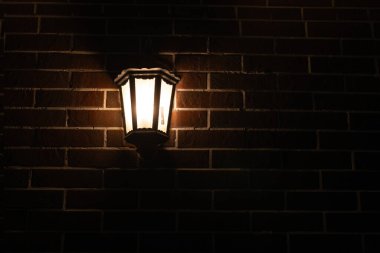 Retro-stil lamba gece kırmızı tuğla duvarda asılı, boşluğu kopyala.