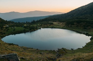 Sabah Svydovets sırtında Vorozheska Gölü 'nün güzellikleri. Ukrayna. Karpatlar.