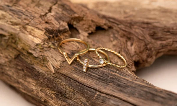 Anéis Ouro Elegantes Galho Madeira Sobre Fundo Bege Jóias Conceito — Fotografia de Stock