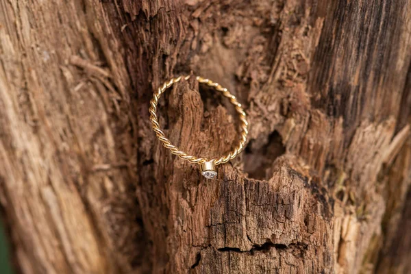 Gold Ring Diamond Close Background Log Tree Texture Close — Stock Photo, Image