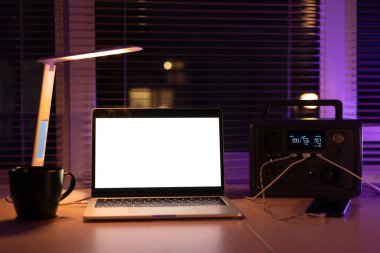 Elektrik kesintisi sırasında ışık olmayınca dizüstü bilgisayar ve masa lambaları için şarj istasyonu. Elektrik olmayınca jeneratör güç bankası bataryası. ev masasında