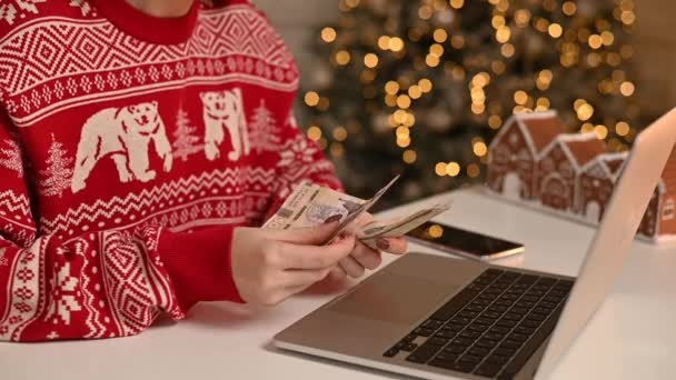 Egy Ukrán Hrivnya Számlákat Számol Laptopot Használ Karácsonyi Ajándékokat Számoló — Stock videók