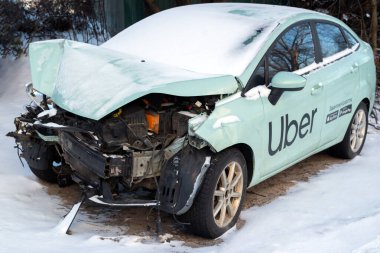 Bir otoparkta kafa kafaya çarpışmadan sonra kaza yapmış bir Uber taksisi. Yüksek kalite fotoğraf