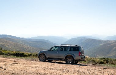 Yaz dağlarının ve vadilerin arka planına karşı cip