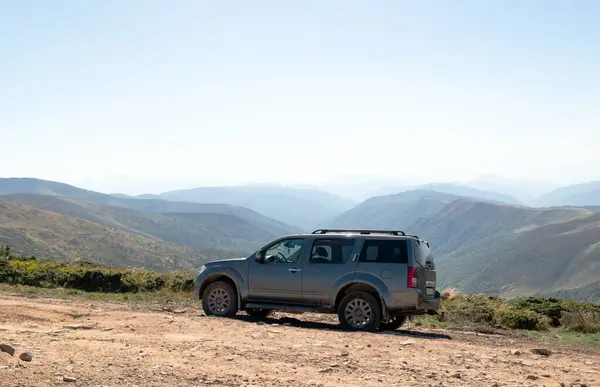 Yaz dağlarının ve vadilerin arka planına karşı cip