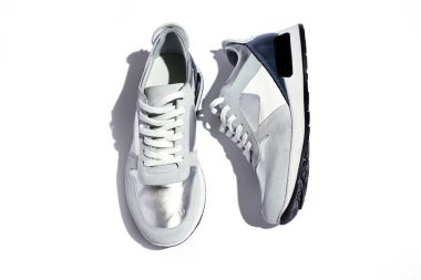 Beyaz arka planda gri kadınların spor ayakkabıları. Kadın ayakkabıları