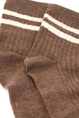 Beyaz arka plan üzerinde izole kahverengi çorap