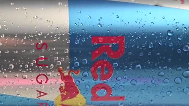 Kyiv Ukraine Februari 2024 Red Bull Frisdrank Met Waterdruppels Witte — Stockvideo